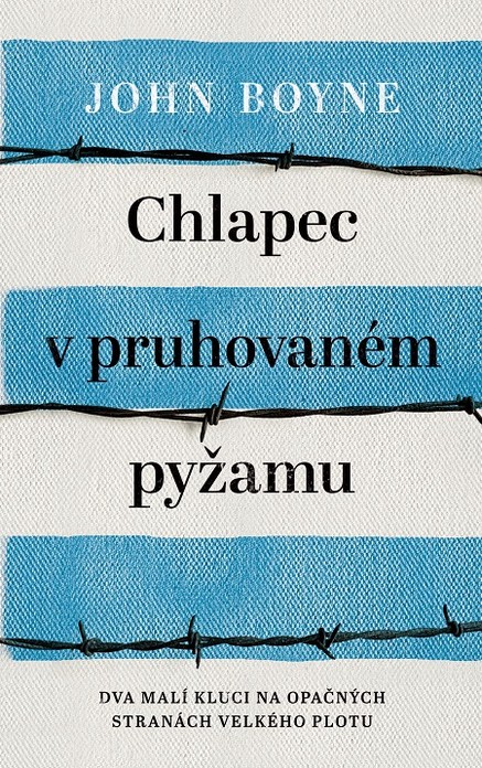 Chlapec v pruhovaném pyžamu